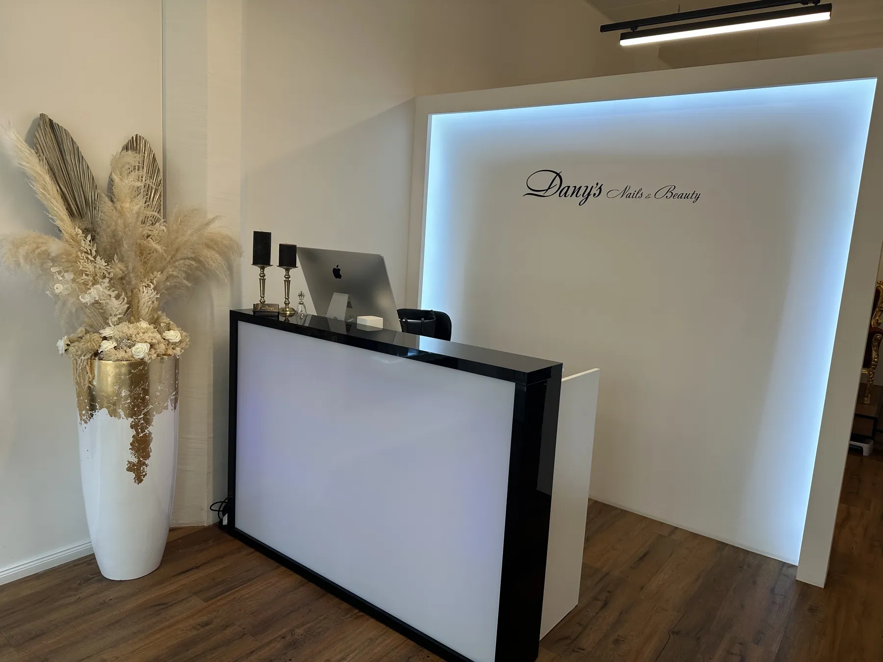 Empfang von Dany's Nails & Beauty mit beleuchteter Theke