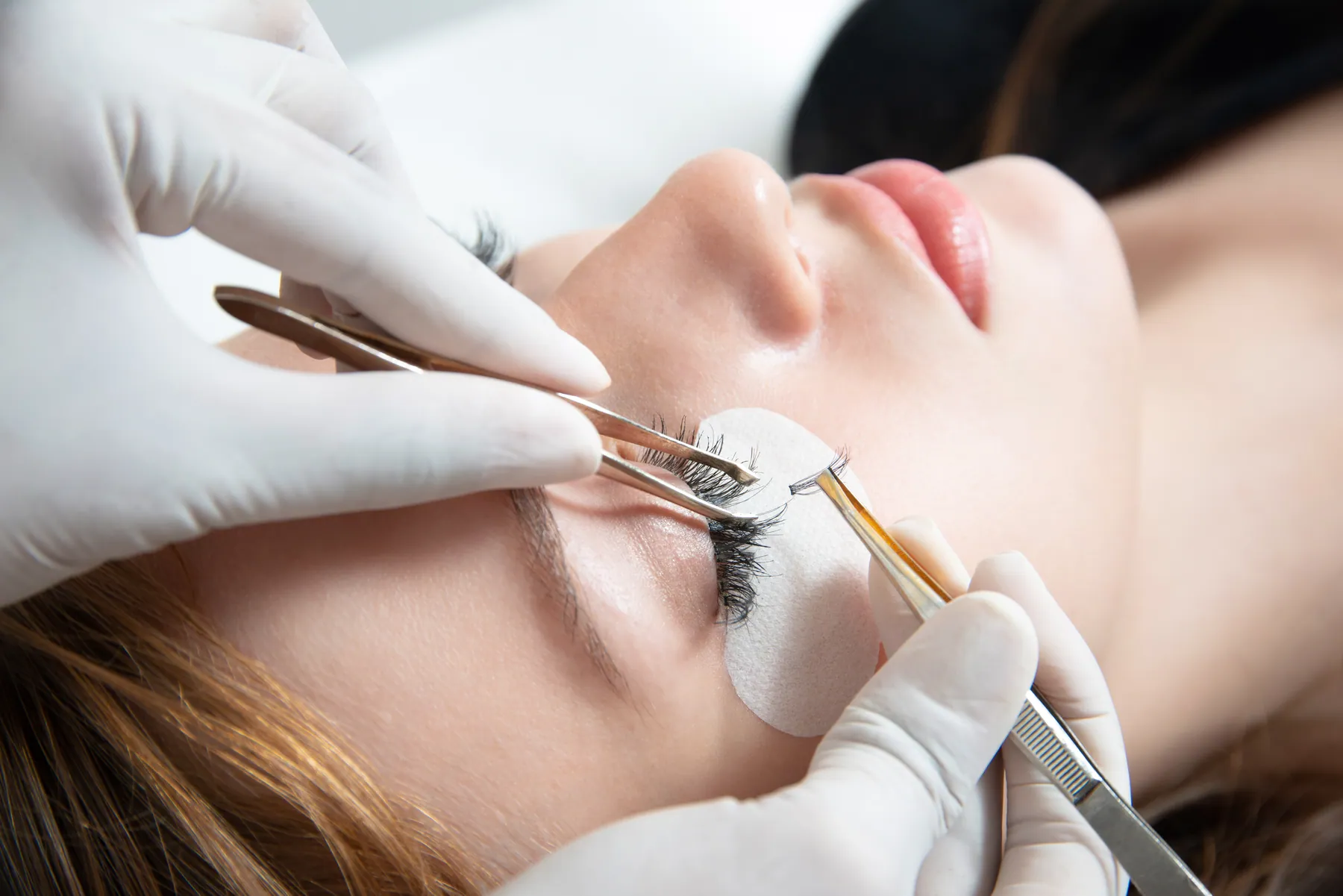 Wimpernverlängerung mit Pinzette