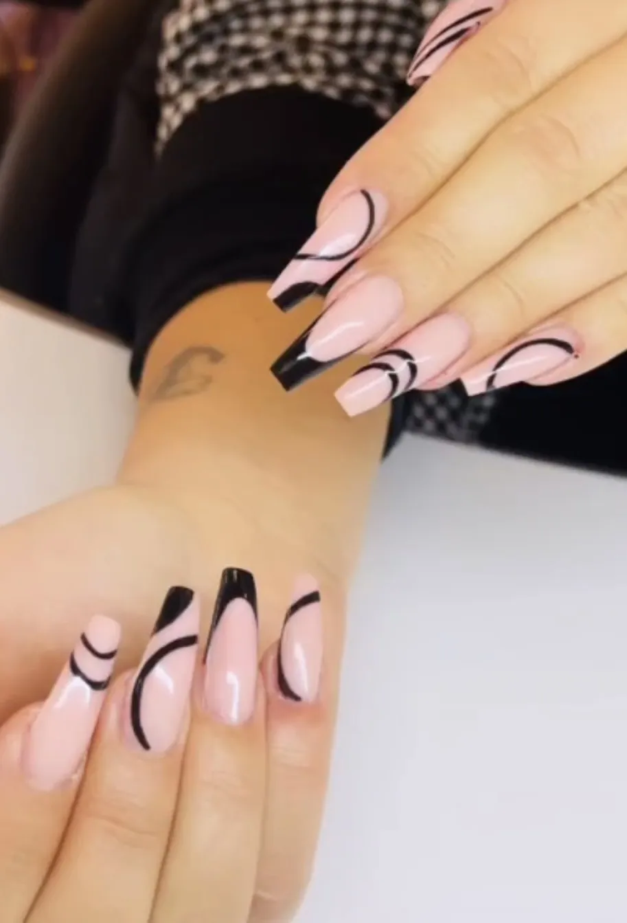 Nude-Nägel mit schwarzem Linien-Design